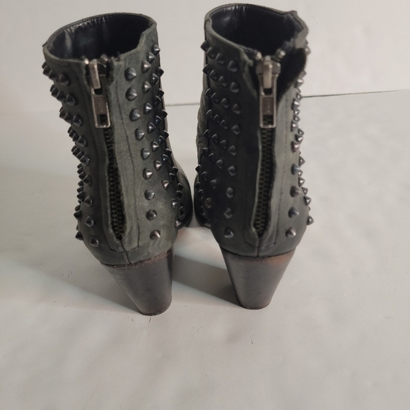 Steve Madden 9.5 Boots Acedd Leather Spiked Studs Ankle Booties PLL - Picture 3 of 9
